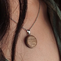 تصویر گردن آویز دست‌ساز چوبی آوان 