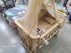 تصویر تخت کنار مادر CHIPOLINO سایز ۱۱۰ در ۷۰ سانت با درب باز شو و تنظیم ارتفاع 