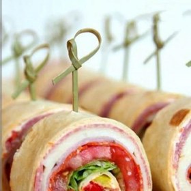 تصویر خلال بامبو گره ای بسته حدود 100 تایی فینگر فود 