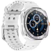 تصویر ساعت هوشمند سامسونگ مدل Galaxy Watch Ultra دارای قابلیت های کنترل موسیقی (Music Player)، قابلیت مکالمه از طریق بلوتوث، قابلیت تغییر طرح ساعت یا تم، صفحه همیشه روشن (Always-on Display)، پشتیبانی از دستیار صوتی بند سیلیکون 