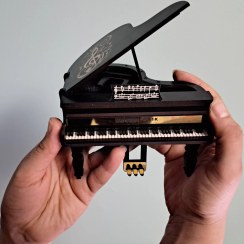 تصویر دکوری رومیزی پیانو طرح رویال 