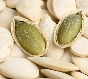 تصویر تخمه کدو بسته 500گرمی تفت داده و شور درجه یک pumpkin seeds