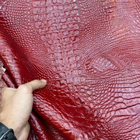 تصویر چرم گاوی براق طرح کرکدیلی رنگ زرشکی روشن(GK-8) 