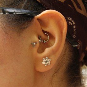 تصویر پیرسینگ نقره گل 