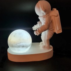 تصویر آباژور سنگ نمک فضانورد کوچک با گوی قطر ۸ 