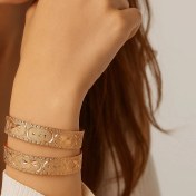 تصویر النگو طلایی طرح پروانه 2 عددی شیک و ظریف 