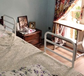 تصویر محافظ کنار تخت لرد 