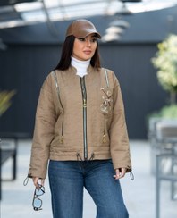 تصویر بامبر جکت کارولیا با جنس فریال داخل کار کلا ببعی مناسب فصل پاییز و زمستان بسیار شیک و خوش پوش Bomber jacket karolia