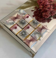 تصویر شکلات برجسته طرح بله برون باکس آشناییت تم صورتی نقره ای 