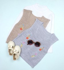 تصویر ست بافتنی دخترانه سه تیکه با ژیله گلدوزی و پلیور سفید و قهوه‌ای 