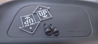 تصویر ست فلش آپ و دمپایی آدیداس رو داشبوردی آبی روشن و مشکی و آبی تیره 