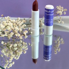 تصویر بالم لب رنگ آلبالویی 