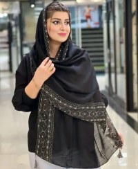 تصویر شال نخی مشکی منگوله‌دار با حاشیه سفید 