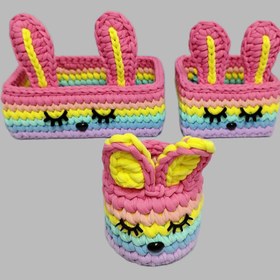 تصویر سبد قلاب بافی تربکو طرح خانواده خرگوشی مدل رنگارنگ مجموعه 3 عددی 