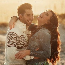 تصویر عکس با کیفیت دختر و پسر در حال خندیدن 