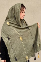 تصویر شال نخی گلدوزی شده طرح برگ و اسلیمی 