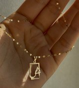 تصویر گردنبند مرواریدی با پلاک طلا - عشق با کادر 