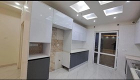 تصویر کابینت هایگلس سفید طوسی براق کد۰۲۲۷ 