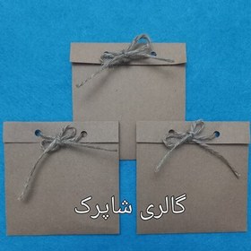 تصویر پاکت کرافت هدیه سایز 10 در 10 بدون حجم با سوراخ پانچ و بند کنفی یا روبان ساتن مناسب برای زعفران و ادویه و بدلیجات و هدیه 