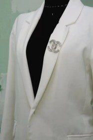 تصویر کد A-142 | گل‌سینه شنل کریستال 