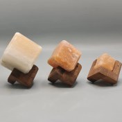 تصویر مکعب سنگ نمک پایه چوب کوچک 