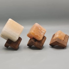 تصویر مکعب سنگ نمک پایه چوب کوچک 