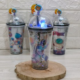 تصویر ماگ اسموتی طرح فضانورد با نی و چراغ دار پلاستیکی 