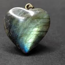 تصویر نگین لابرادوریت قلبی شکل Heart shaped labradorite gem