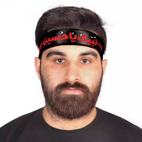 تصویر سربند ساتن با شعار لبیک یا حسین متن قرمز زمینه مشکی در ابعاد 5*70 سانتیمتر 
