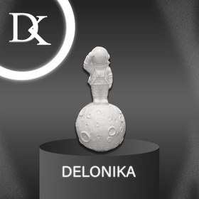 تصویر مجسمه فضانورد و ماه 