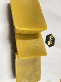 تصویر موم زنبورعسل نیم کیلویی 