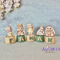 تصویر استند اسم خرگوش روی تنه درخت رنگ بژ سبز 