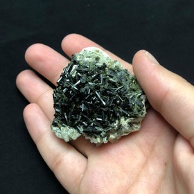 تصویر سنگ اپیدوت معدنی مشکی رنگ پلور سالم مناسب کلکسیون Epidote