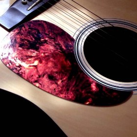 تصویر گلپیدر قرمز گیتار مدل یک‌طرفه 