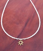 تصویر ست گردنبند و دستبند زنانه منجوقی سفید (مروارید ترمه) با پلاک استیل طلایی مدل خورشید 