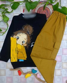 تصویر ست دخترانه (بلوز شلوار) پنبه دورس طرح دخترک نشسته 
