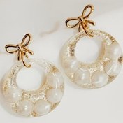 تصویر گوشواره زرین ترکیب اکلیل و رزین و مروارید 