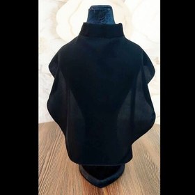 تصویر یقه حجاب ساده جنس کرپ رنگ مشکی جهت پوشش گردن 
