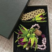 تصویر تسبیح یاسی و شیخک لاله و رز های روباندوزی شده همراه با نشانگر قرآنی 