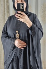 تصویر مانتو مجلسی ، مانتو پانچ طرح ورساچه، عبای مجلسی دو لایه، لایه زیر آستر کشی ، لایه رویی حریر کار شده، همراه شال ست قد کار ۱۵۰ ا Abaya Abaya
