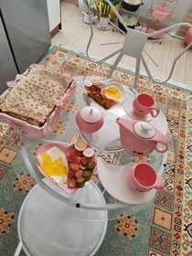 تصویر میز و صندلی طرح پاپیون 