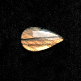 تصویر نگین لابرادوریت تراش اشکی با لابرادورنسی طلایی قوی با کیفیت عالی Labradorite