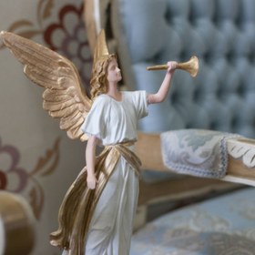 تصویر مجسمه فرشته بزرگ شیپور دار سفید و طلایی - کد 8756 