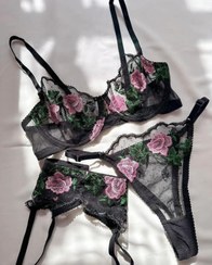 تصویر ست شورت و سوتین پایه بلند طرح گل رز مشکی سایز ۷۵ تا ۹۰ 