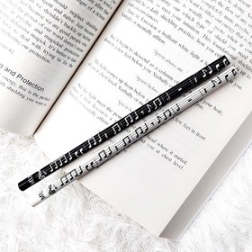 تصویر مداد مدل نت زمینه مشکی 