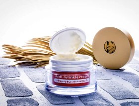 تصویر کرم ضد چین و چروک آوینا 