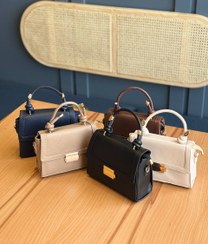 تصویر کیف دستی و دوشی زنانه مدل باکس رنگ قهوه‌ای تیره با قفل طلایی 