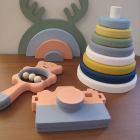 تصویر جغجغه چوبی و اسباب بازی از مجموعه سیسمونی کودک رنگاچوب 
