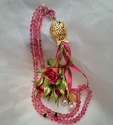 تصویر تسبیح سرخ با رز های سرخ روباندوزی شده 