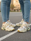 تصویر نیوبالانس ۹۰۶۰ زنانه و مردانه کاراملی 